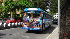 Ein bunt bemalter Bus in den Straßen von Sri Lanka