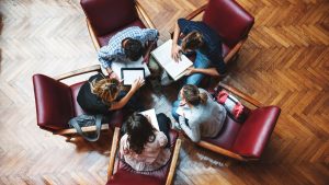 Internationale Studierende beim gemeinsamen Lernen.