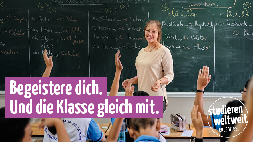 Lehrerin im Klassensaal vor Schülerinnen und Schülern